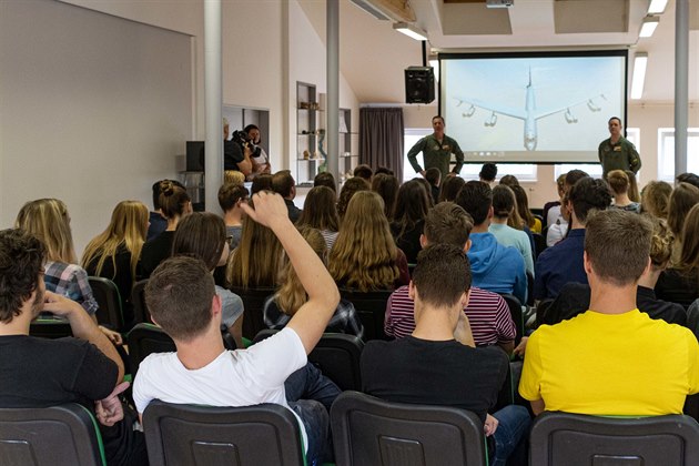 Joint Sky (III.): návtva voják U.S. Air Force na Gymnáziu Petra Bezrue v...