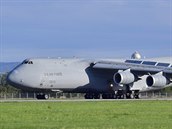 Americk transportn letoun C-5M Super Galaxy na monovskm letiti