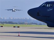 Americk transportn letoun C-5M Super Galaxy na monovskm letiti