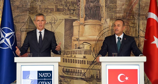 Ilustraní snímek. éf NATO Jens Stoltenberg a turecký ministr zahranií Mevlüt Çavuoglu.