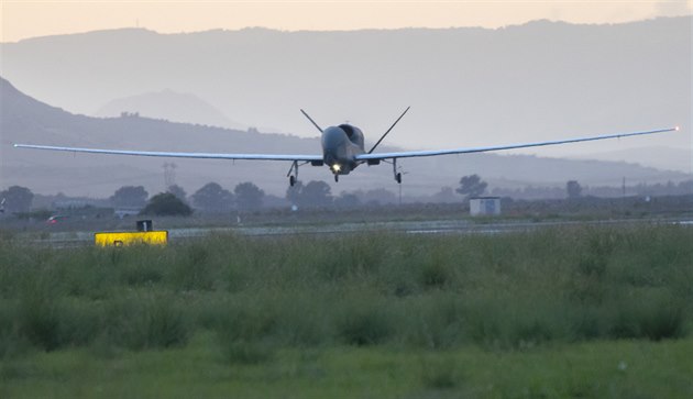 První z pti alianních bezpilotních letoun Global Hawk na základn Sigonella...