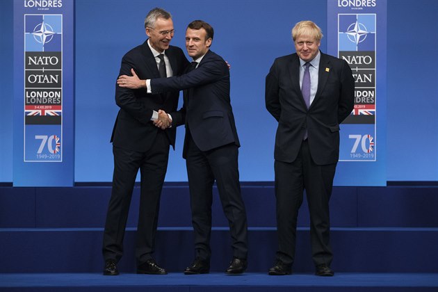 Francouzský prezident Emmanuel Macron (uprosted) s éfem NATO Jensem...