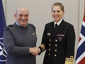 Norsk viceadmirlka Louise Dedichenov a fem Vojenskho vboru NATO Stuartem...