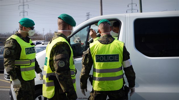 Vojáci pomáhají policistm na hraniních pechodech