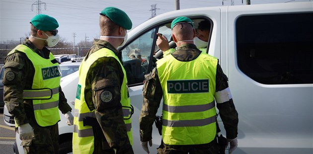 Vojáci pomáhají policistům na hraničních přechodech
