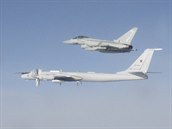 Ruský Tu-142 v doprovodu britské stíhaky Eurofighter