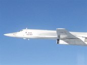 Rusk strategick bombardr Tu-160 na dlkovm letu kolem Evropy