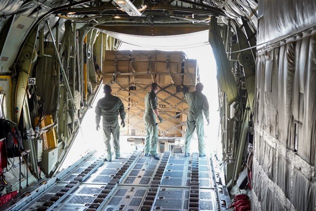 Nakládání eské pomoci do panlského stroje C-130 Hercules na pardubickém...