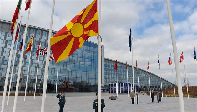 Vlajka Severní Makedonie ped centrálou NATO v Bruselu