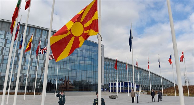 Vlajka Severní Makedonie před centrálou NATO v Bruselu