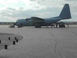 Nakldn esk pomoci do panlskho stroje C-130 Hercules na pardubickm...