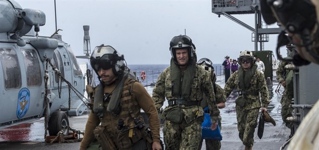 Velitel americké 7. flotily admirál Bill Merz na inspekci letadlové lodi USS...