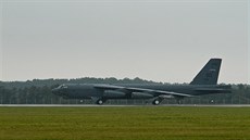 Americký bombardér B-52 pistává na monovském letiti