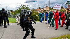 Vojenská policie rozhání demonstranty bhem cviení Boleslavská hradba ve