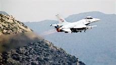 Norská stíhačka F-16 startuje k misi nad Libyí