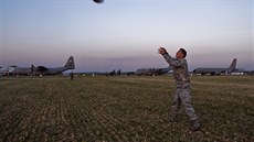 Američtí vojáci si krátí dlouhou chvíli během Dnů NATO v Ostravě