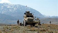 Čeští vojáci u vozidel nad údolím řeky Dobandaj v afghánském Lógaru