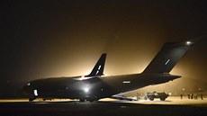 Transportní letoun C-17 Globemaster britského letectva zajišťuje přesun...