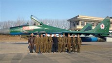 Kim ung-un (uprosted) se nechává fotografovat letounem MiG-29