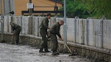 Vojáci odklízejí následky povodní