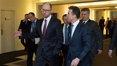 Úadující ukrajinský premiér Arsenij Jaceuk s generálním tajemníkem NATO...