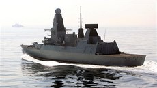 Britský torpédoborec HMS Dragon sleduje ruskou válenou lo Kulakov