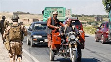 Čeští vojáci na patrole v okolí základny v afghánském Bagrámu