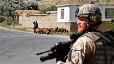 Čeští vojáci na patrole v okolí základny v afghánském Bagrámu