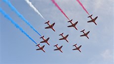 Red Arrows během zvláštního průletu nad dějištěm summitu NATO ve velšském...