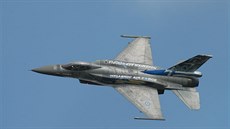 Letoun F-16 řeckého Zeus Demo Teamu při nácviku letového vystoupení pro...