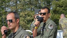 ecký letec komentuje vystoupení stroje F-16 Zeus Demo Team na Dnech NATO v...