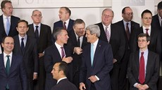 Ministi zahranií zemí NATO na jednání v Bruselu. éf Aliance Jens Stoltenberg...