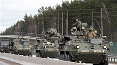 Konvoj americké armády během cesty „Dragoon Ride“ v Lotyšsku