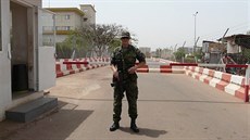 Český voják střeží vjezd na velitelství mise EU v Mali