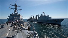 Americký torpédoborec USS Jason Dunham doplňuje na moři palivo z francouzského...