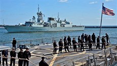 Kanadská lo HMCS Fredericton (FFH 337) proplouvá pístavem v Gdyni kolem...