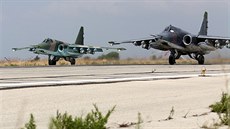 Ruské bitevníky Su-25 na na letiti v syrském Hmeimimu