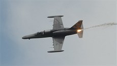 Letoun L-159 Alca vystřeluje klamný cíl na Dnech NATO v Ostravě
