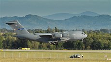 Alianční transportní letoun C-17 Globemaster přistává na mošnovském letišti. Na...