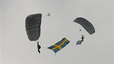 Seskok výsadkářů s vlajkami během Dnů NATO v Ostravě. Švédská vlajka kvůli...