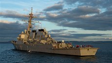Americký torpédoborec USS Ross u pobřeží Skotska