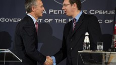éf NATO Jens Stoltenberg se srbským premiérem Aleksandarem Vuiem