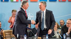 Premiér Milo Djukanovi pijímá gratulace od éfa NATO Jense Stoltenberga po...