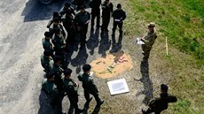 Polští tankisté poslouchají brífing během tankové soutěže NATO v Bavorsku