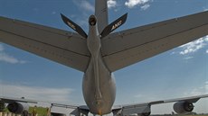 Americký tanker KC-135 na pardubickém letišti. Na zádi je vysouvací rameno pro...