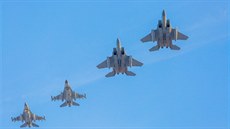 Dánské stroje F-16 a americké F-15 bhem pevzetí ochrany vzduného prostoru...