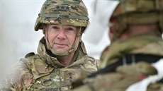 Generál Ben Hodges ještě ve službě při kontrole spojeneckých jednotek v Pobaltí