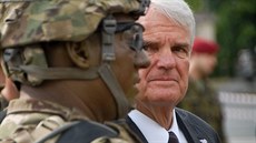 Velvyslanec Stephen B. King s americkými vojáky při jejich průjezdu Českem