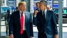 Americký prezident Donald Trump a éf NATO Jens Stoltenberg na summitu Aliance...