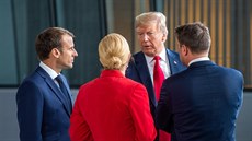 Francouzský prezident Emmanuel Macron s éfem Bílého domu Donaldem Trumpem